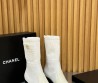 Женские комбинированные сапоги Chanel белые с черным 2025
