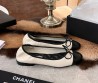 Женские кожаные балетки Chanel белые с черным носом 2025