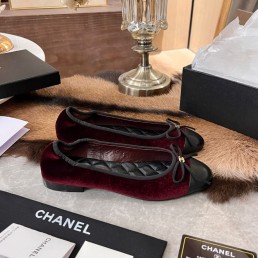 Женские велюровые балетки Chanel бордовые с черным кожаным носом 2025