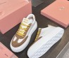 Женские кожаные кроссовки Miu Miu белые с коричневыми замшевыми вставками 2025