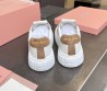 Женские кожаные кроссовки Miu Miu белые с коричневыми замшевыми вставками 2025