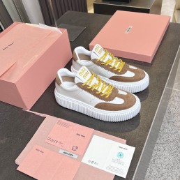 Женские кожаные кроссовки Miu Miu белые с коричневыми замшевыми вставками 2025