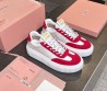 Женские кожаные кроссовки Miu Miu белые с красными замшевыми вставками 2025
