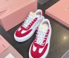 Женские кожаные кроссовки Miu Miu белые с красными замшевыми вставками 2025