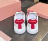 Женские кожаные кроссовки Miu Miu белые с красными замшевыми вставками 2025