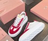 Женские кожаные кроссовки Miu Miu белые с красными замшевыми вставками 2025