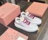 Женские кожаные кроссовки Miu Miu белые с красными шнурками 2025
