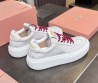 Женские кожаные кроссовки Miu Miu белые с красными шнурками 2025