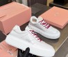 Женские кожаные кроссовки Miu Miu белые с красными шнурками 2025