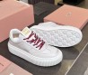 Женские кожаные кроссовки Miu Miu белые с красными шнурками 2025