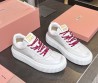 Женские кожаные кроссовки Miu Miu белые с красными шнурками 2025