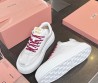 Женские кожаные кроссовки Miu Miu белые с красными шнурками 2025