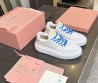 Женские кожаные кроссовки Miu Miu белые с голубыми шнурками 2025