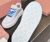 Женские кожаные кроссовки Miu Miu белые с голубыми шнурками 2025