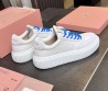 Женские кожаные кроссовки Miu Miu белые с голубыми шнурками 2025