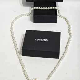 Женское колье Chanel с жемчужинами 2025