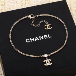 Женское колье Chanel золотистое с логотипом 2025