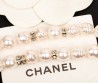 Женское колье Chanel серебристое с жемчужинами и логотипом 2025