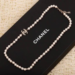 Женское колье Chanel серебристое с жемчужинами и логотипом 2025