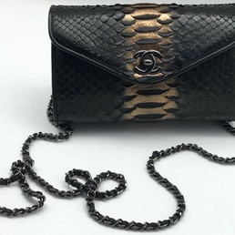 Женская сумка Chanel из кожи питона