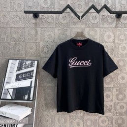 Женская футболка Gucci черная с розовой надписью 2025