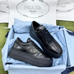 Женские кожаные кроссовки Prada черные 2025