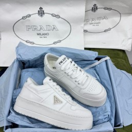 Женские кожаные кроссовки Prada белые 2025