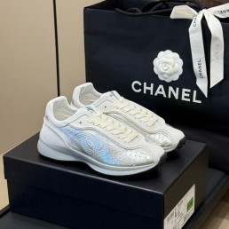 Женские кожаные кроссовки Chanel белые с серебристыми вставками 2025