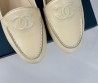 Женские кожаные лоферы Chanel бежевые 2025