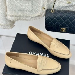 Женские кожаные лоферы Chanel бежевые 2025