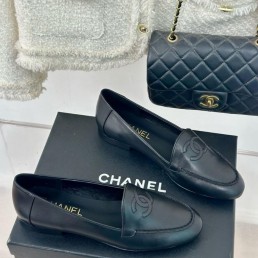 Женские кожаные лоферы Chanel черные 2025