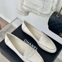 Женские кожаные лоферы Chanel белые 2025