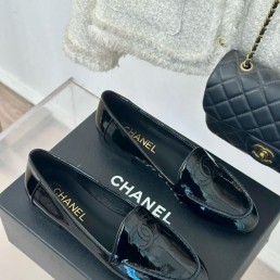 Женские кожаные лоферы Chanel черные лакированные 2025