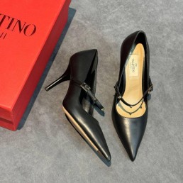 Женские кожаные туфли Valentino черные с ремешком 2025