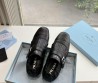 Женские кожаные лоферы Prada черные с бахромой 2025