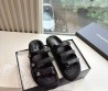 Женские кожаные шлепанцы Chanel черные 2025