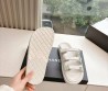 Женские кожаные шлепанцы Chanel белые 2025