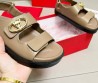 Женские кожаные сандалии Valentino бежевые с золотым логотипом 2025