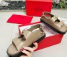 Женские кожаные сандалии Valentino бежевые с золотым логотипом 2025
