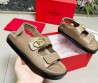 Женские кожаные сандалии Valentino бежевые с золотым логотипом 2025