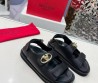 Женские кожаные сандалии Valentino черные с золотым логотипом 2025