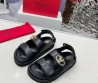 Женские кожаные сандалии Valentino черные с золотым логотипом 2025