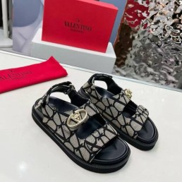Женские текстильные сандалии Valentino серые с черным с золотым логотипом 2025