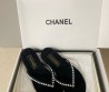 Женские бархатные шлепанцы Chanel черные с жемчужинами 2025