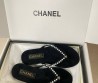 Женские бархатные шлепанцы Chanel черные с жемчужинами 2025