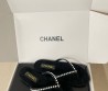 Женские бархатные шлепанцы Chanel черные с жемчужинами 2025