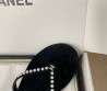 Женские бархатные шлепанцы Chanel черные с жемчужинами 2025