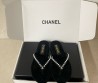 Женские бархатные шлепанцы Chanel черные с жемчужинами 2025