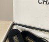 Женские бархатные шлепанцы Chanel черные с жемчужинами 2025