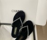Женские бархатные шлепанцы Chanel черные с жемчужинами 2025